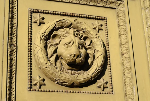 Oude bas-reliëf met het hoofd van een leeuw. — Stockfoto