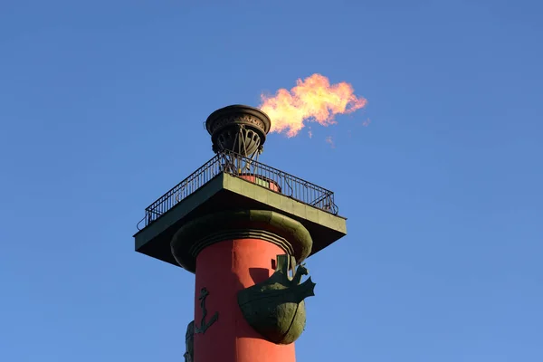 Ростральна колона з вогненним факелом . — стокове фото