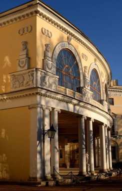 Pavlovsk sarayda güneşli bahar akşam, St.Petersburg, Rusya yakın.