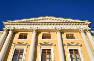 Pavlovsk sarayda güneşli bahar akşam, St.Petersburg, Rusya yakın.