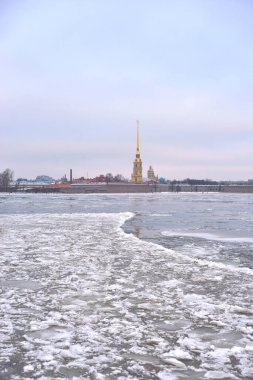 Donmuş nehir Neva ve Peter Paul Fortress Kalesi.