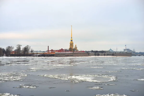 Frozen River Neva and bastion of Peter Paul Fortress. — Stock Photo, Image