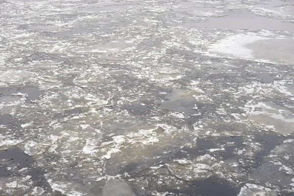 Nehir üzerinde buz. — Stok fotoğraf