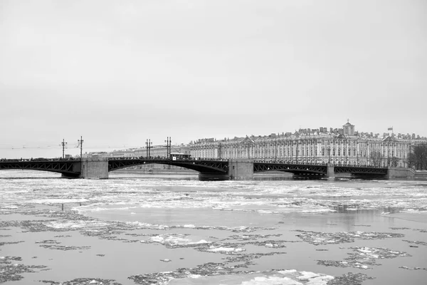 Hermitage Museum and Palace Bridge. — Stock Photo, Image