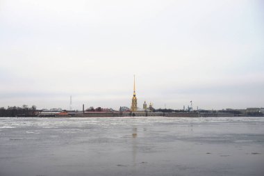 Donmuş nehir Neva ve Peter Paul Fortress Kalesi.