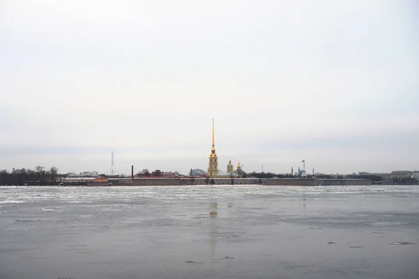 Frozen River Neva and bastion of Peter Paul Fortress. — Stock Photo, Image