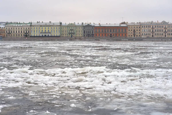 Английская набережная и Нева . — стоковое фото