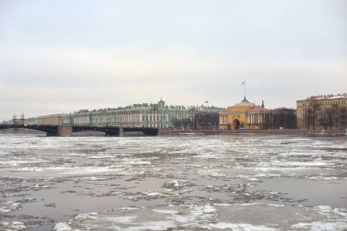 Hermitage Müzesi ve Saray Köprüsü.