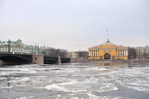 Paleis Brug over de Neva rivier. — Stockfoto