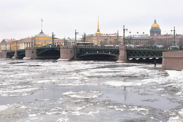 ネヴァ川にかかる宮殿橋. — ストック写真