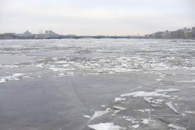 Neva Nehri'nde kış görünümü.