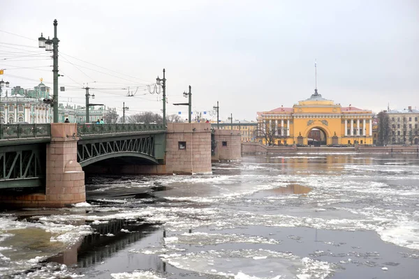 Palota híd a Neva folyó felett. — Stock Fotó