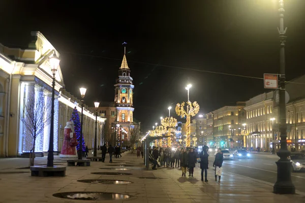 Zicht op de Nevsky Prospect 's nachts. — Stockfoto