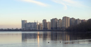 St. Petersburg eteklerinde Neva Nehri'nin görünümü.