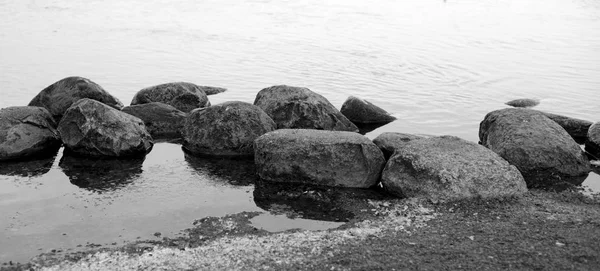 Pietre di granito sulla riva del fiume . — Foto Stock