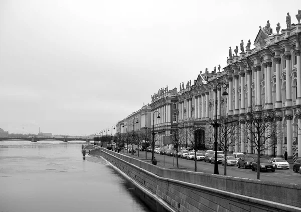 Palace Embankment på dagen. — Stockfoto