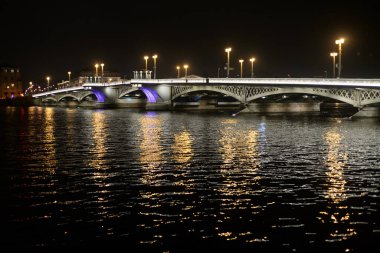 Gece köprüde duyuru.