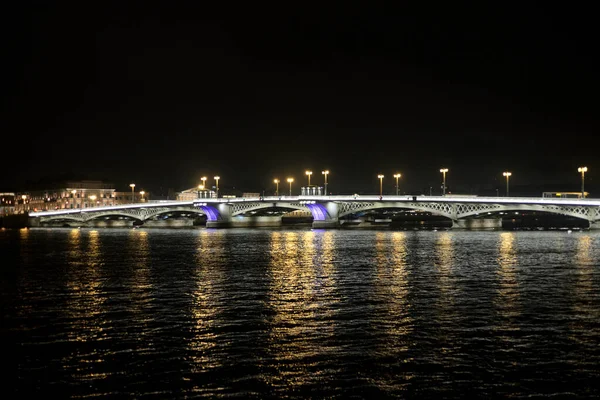 Verkündigungsbrücke in der Nacht. — Stockfoto