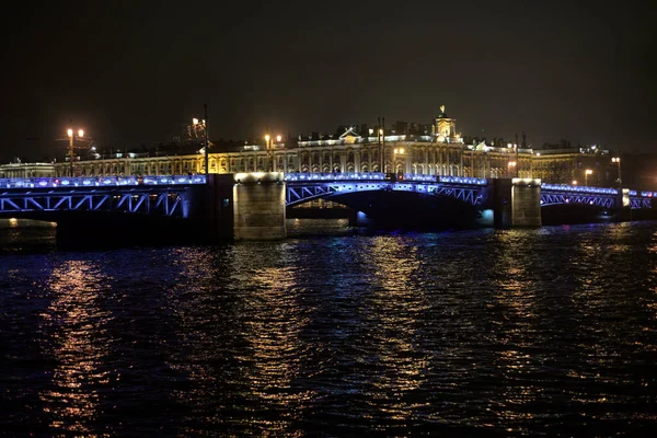 Palácový most v noci. — Stock fotografie