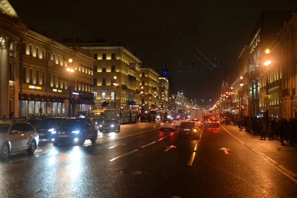 Zicht op de Nevsky Prospect 's nachts. — Stockfoto