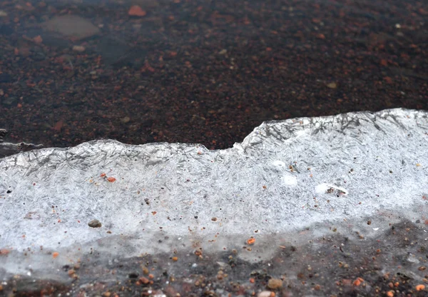 Glace sur la côte de la rivière . — Photo