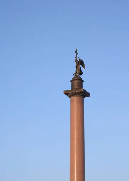 Alexander Column aan blauwe hemelachtergrond. — Stockfoto