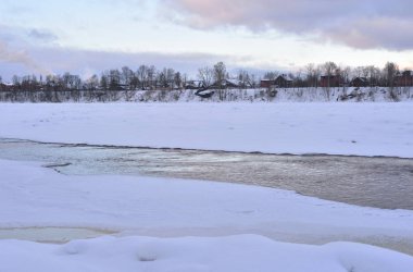 Neva Nehri'nde kış görünümü.
