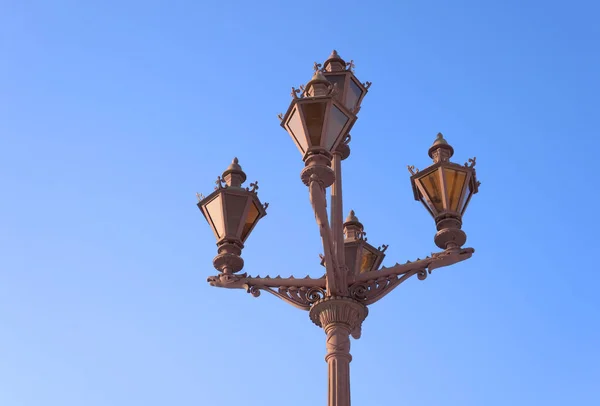 Lampadaire dans l'ancien style . — Photo