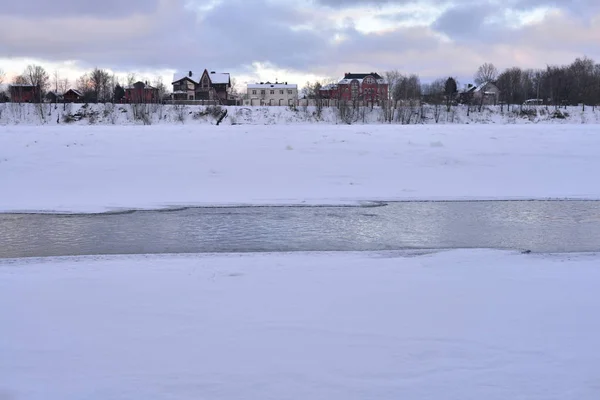 Uitzicht op de rivier de Neva in winter. — Stockfoto