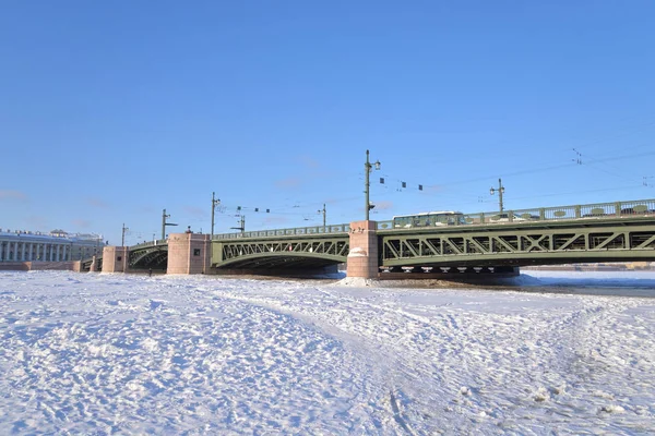 ロシアのサンクトペテルブルクで冬のネヴァ川にかかる宮殿橋 — ストック写真