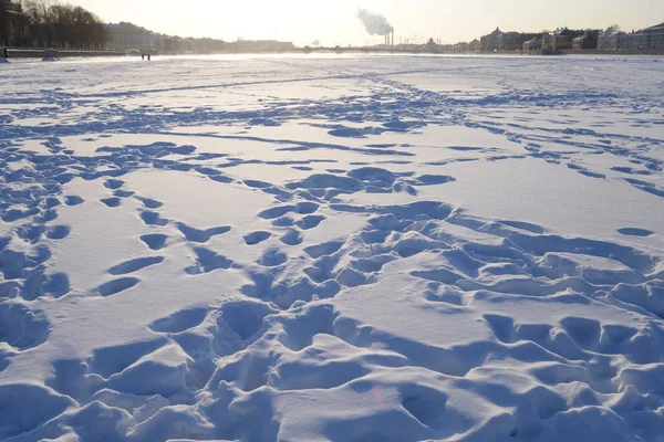 Rio Neva congelado no centro de São Petersburgo . — Fotografia de Stock