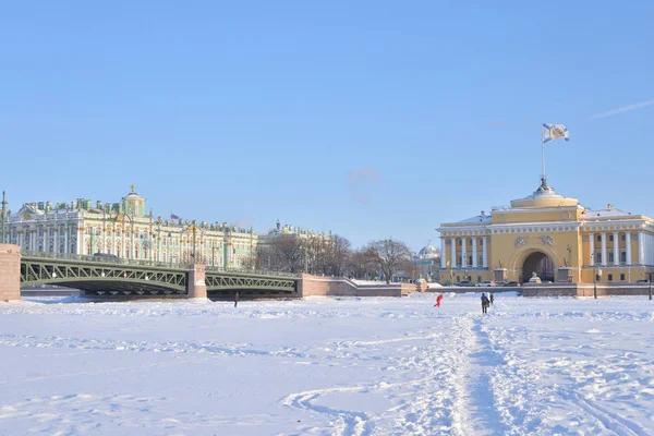 Palácový most v zimě. — Stock fotografie