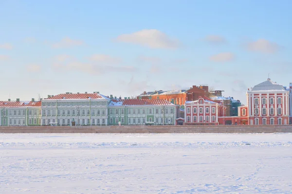 Zicht op University Embankment in Sint-Petersburg. — Stockfoto