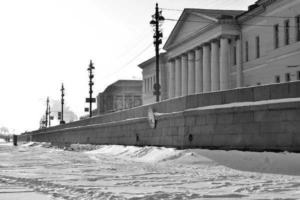 Άποψη του Πανεπιστημίου Embankment στην Αγία Πετρούπολη. — Φωτογραφία Αρχείου