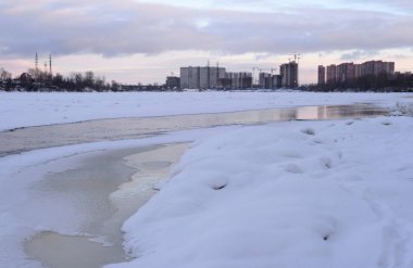 Neva Nehri'nde kış görünümü.