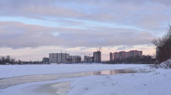 Utsikt över floden Neva på vintern. — Stockfoto