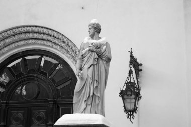 Saint Petersburg, Rusya - 27 Şubat 2018: St. Petersburg, Rusya 'nın tarihi merkezinde bulunan Luteryan Aziz Peter ve Paul Kilisesi' nin avlusunda Havari Paul 'un heykeli. Siyah ve beyaz.
