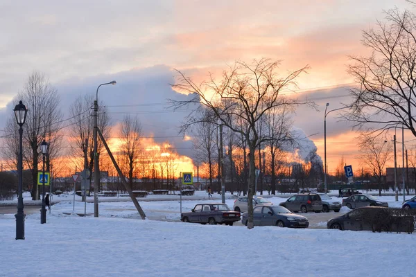 Colorato tramonto alla periferia di San Pietroburgo . — Foto Stock