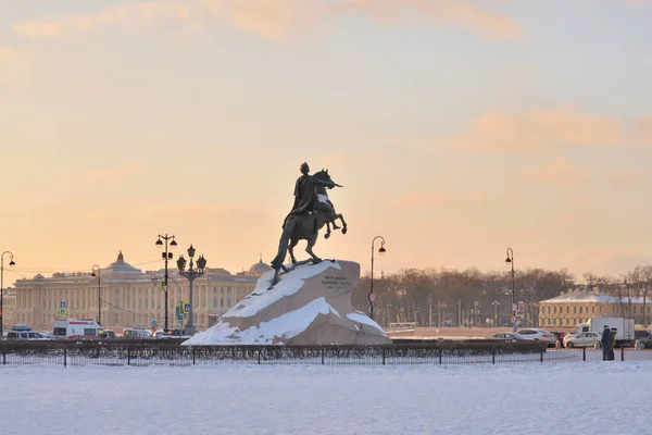 Monument to the Bronze Horseman and Admiralty embankment. — Stock Photo, Image