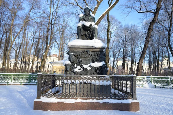 Памятник Ивану Крылову . — стоковое фото