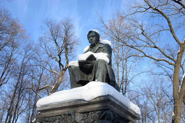 Monumento a Iván Krylov . — Foto de Stock