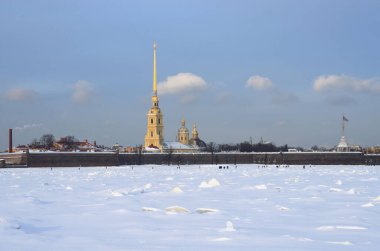 Donmuş Neva Nehri ve Peter ve Paul Kalesi.