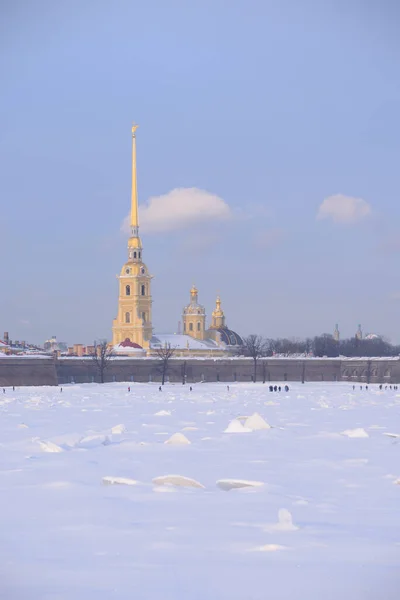 Замерзшая Нева и Петропавловская крепость . — стоковое фото