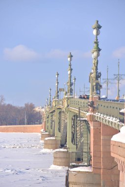 Trinity Köprüsü ve donmuş Neva nehir Saint Petersburg güneşli kış gününde, Rusya Federasyonu.