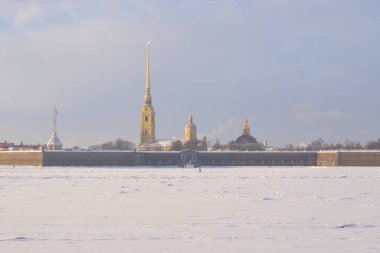 St. Petersburg, Rusya 'da güneşli kış gününde Donmuş Neva nehri ve Peter ve Paul kalesi.