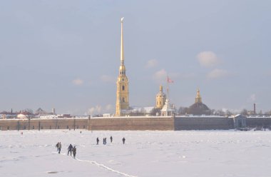 St. Petersburg, Rusya 'da güneşli kış gününde Donmuş Neva nehri ve Peter ve Paul kalesi.