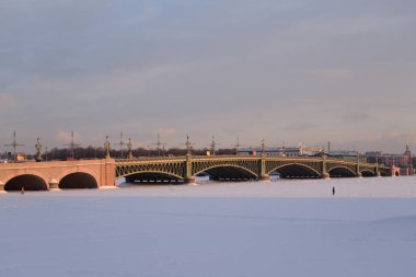 Trinity Köprüsü ve donmuş Neva Nehri Saint Petersburg 'da güneşli kış akşamında, Rusya.