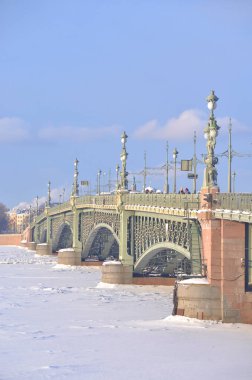 Trinity Köprüsü ve donmuş Neva nehir Saint Petersburg güneşli kış gününde, Rusya Federasyonu.
