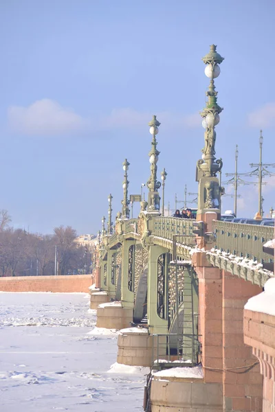 Trinity Köprüsü ve donmuş Neva nehir Saint Petersburg güneşli kış gününde, Rusya Federasyonu.