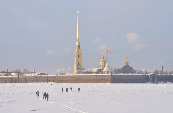 ロシアのサンクトペテルブルクでの晴れた冬の日に冷凍ネヴァ川とピーターとポール要塞 — ストック写真